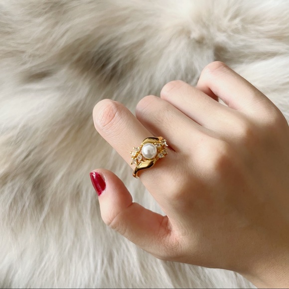 ✨Beautiful VTG Pearl Rhinestone Gold Ring - Picture 2 of 5